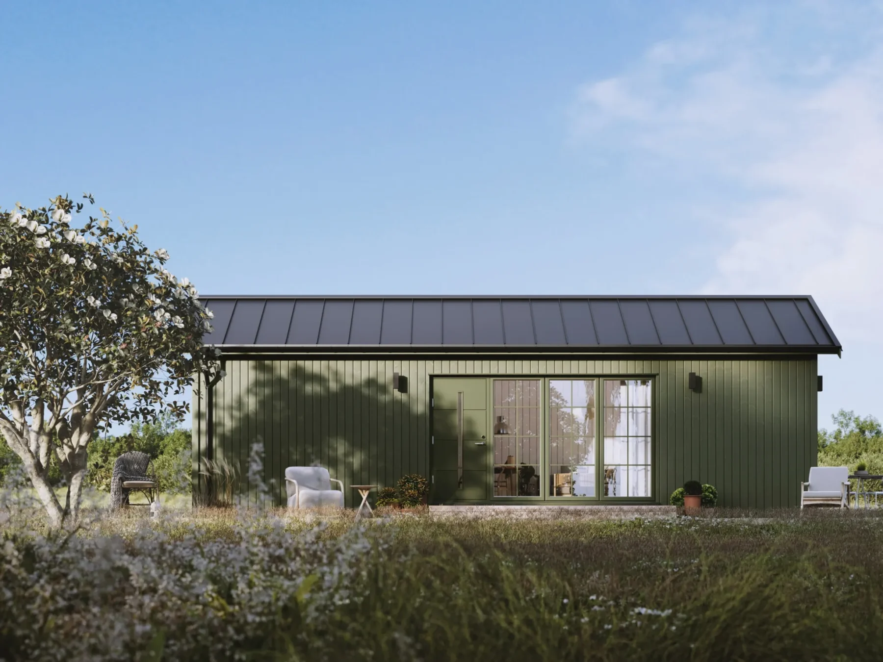 Microhus_Klassisk_30.1_Eksteriør_skogsgrønn_fasade_stående_panel_grønn_ytterdør_vinduer_terrasse_store_vinduer_sprosser_platetak