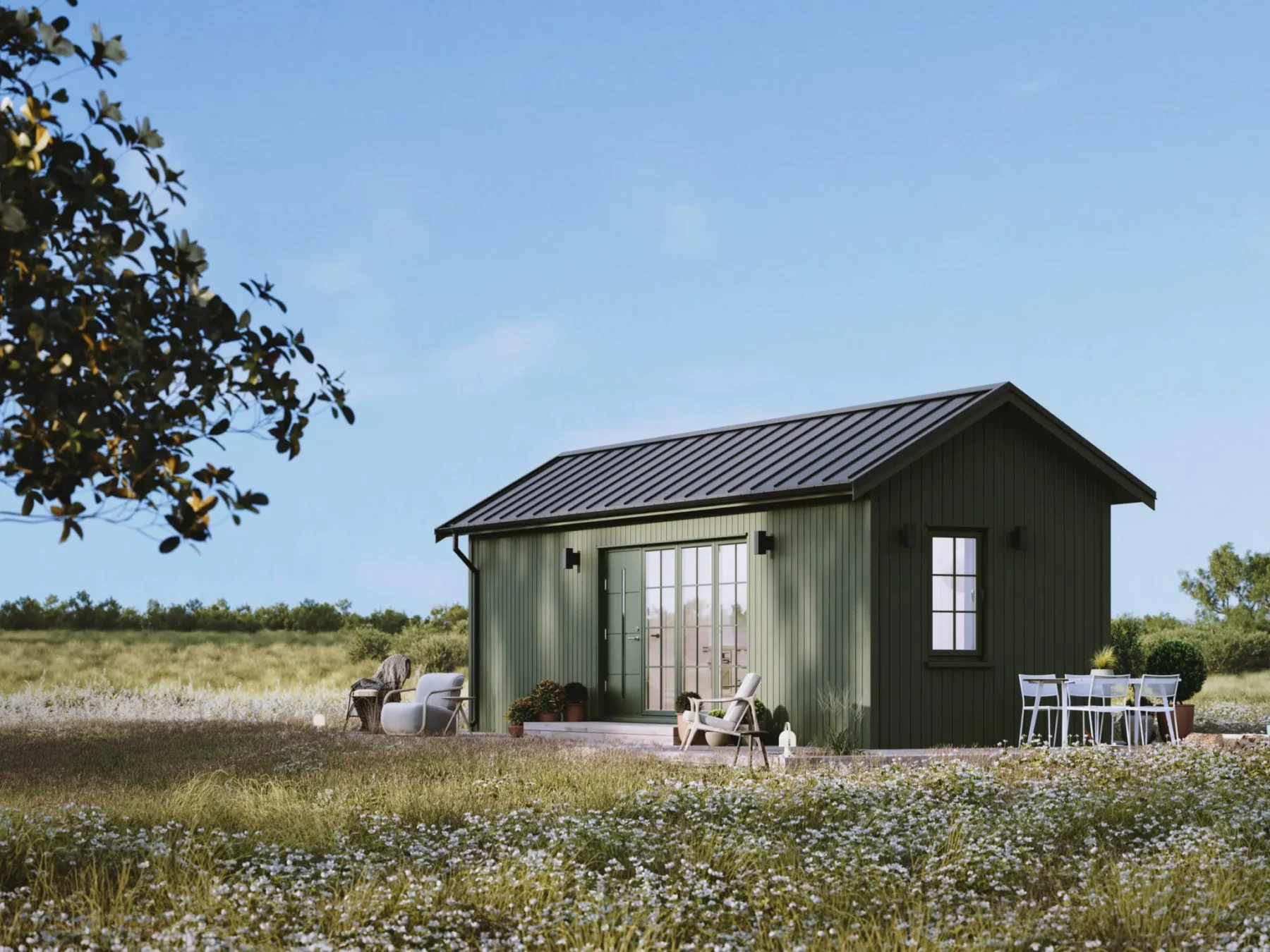 Microhus_Klassisk_30.1_Eksteriør_skogsgrønn_fasade_stående_panel_grønn_ytterdør_vinduer_terrasse_store_vinduer_sprosser_platetak