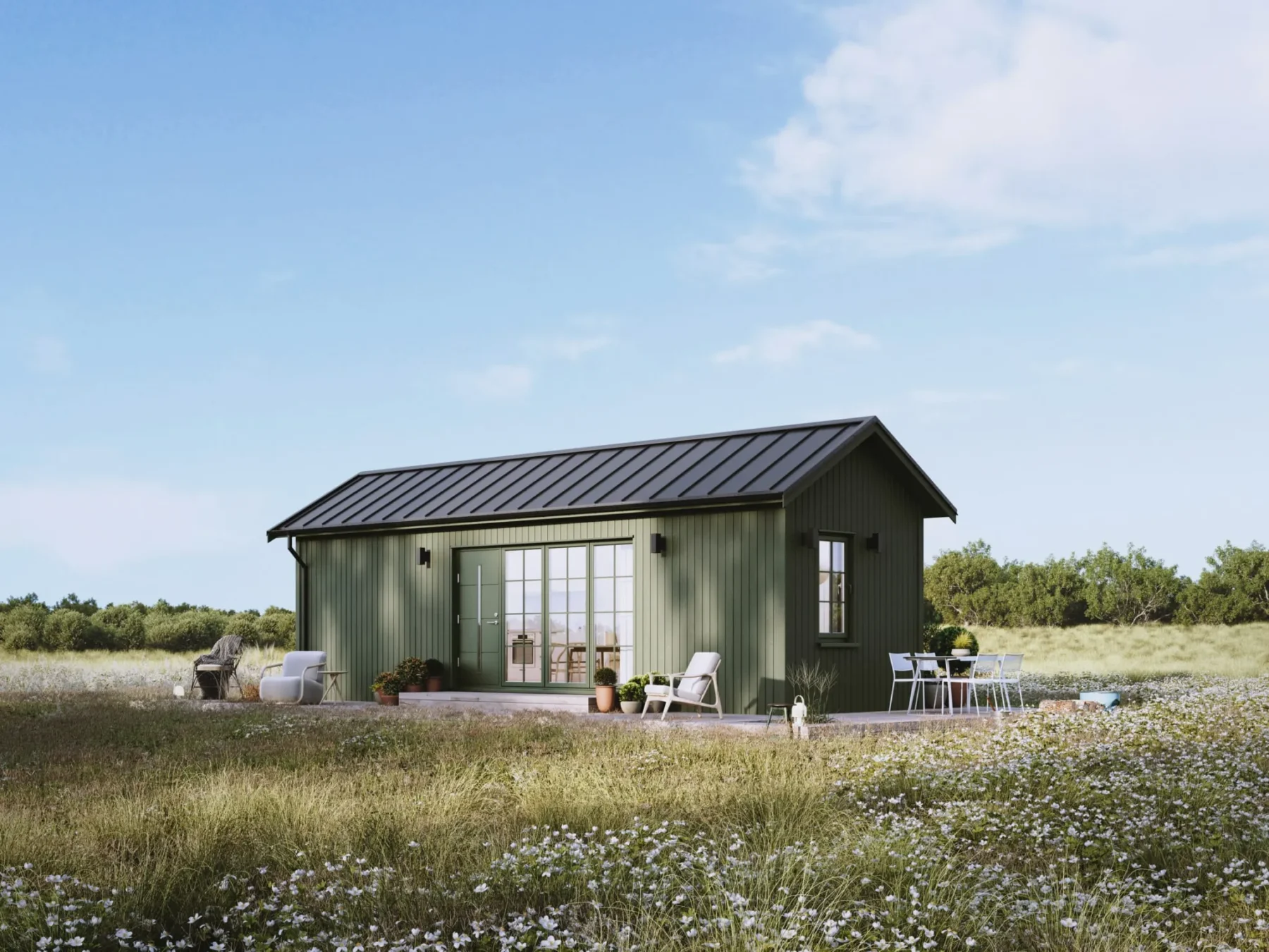 Microhus_Klassisk_30.1_Eksteriør_skogsgrønn_fasade_stående_panel_grønn_ytterdør_vinduer_terrasse_store_vinduer_sprosser_platetak