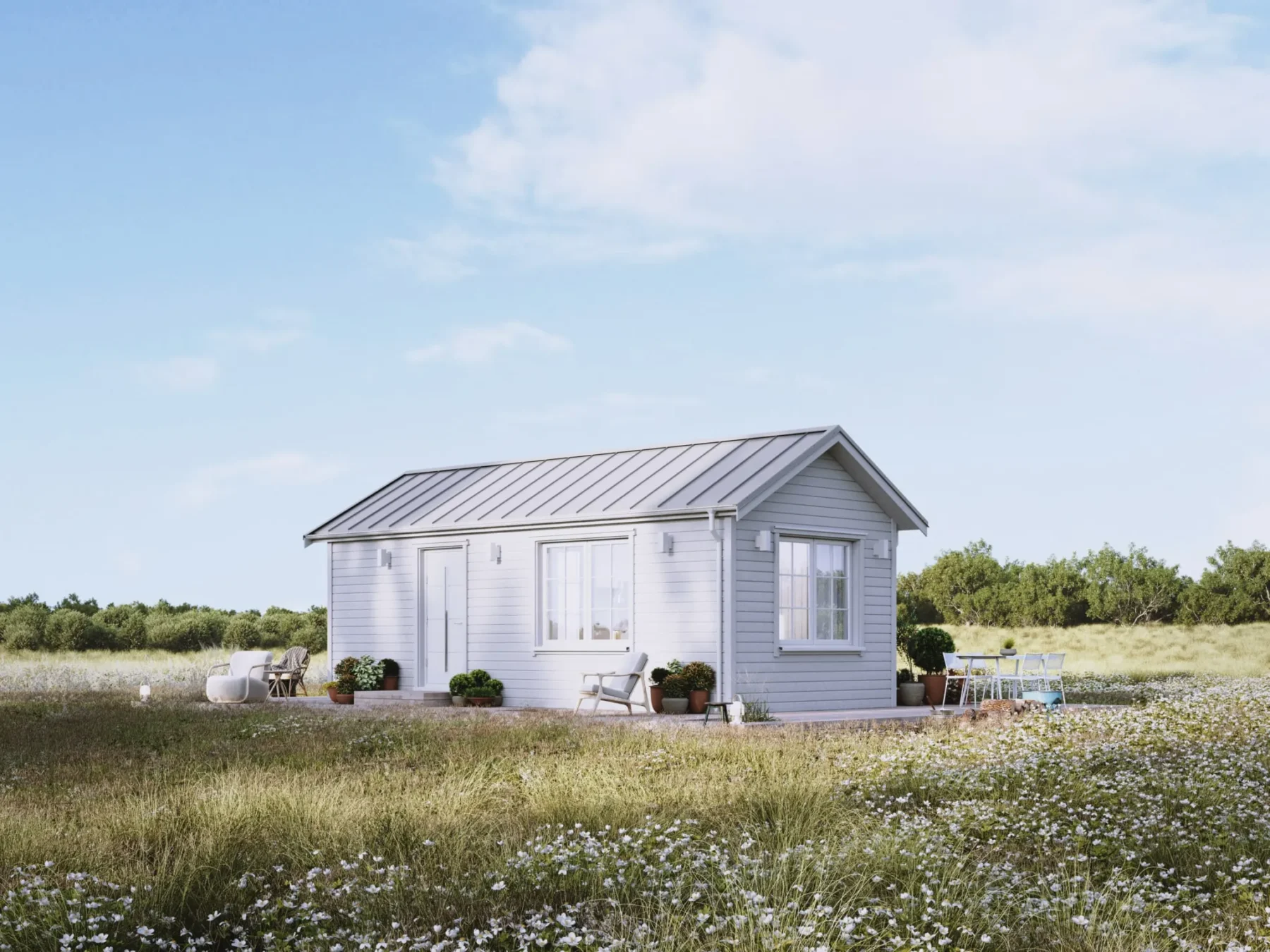 Mikrohus_Klassisk_30.2_Eksteriør_Hvit_fasade_stående_panel_hvit_ytterdør_vinduer_sprosser_veranda