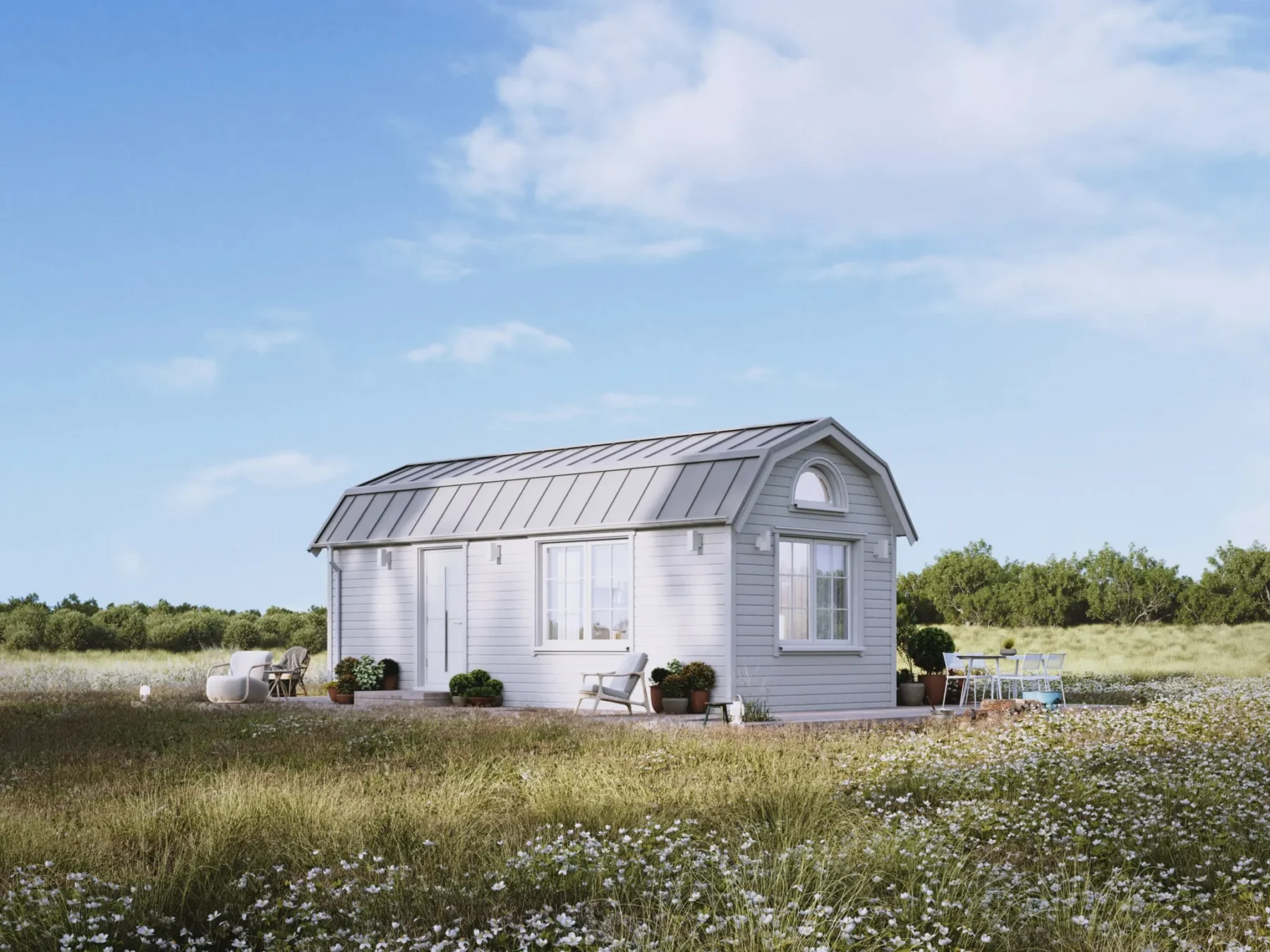 Mikrohus_Mansard_30.2_Eksteriør_Hvit_akrylmaling_fasade_liggende_panel_hvit_ytterdør_vinduer_sprosser_blikktak_veranda