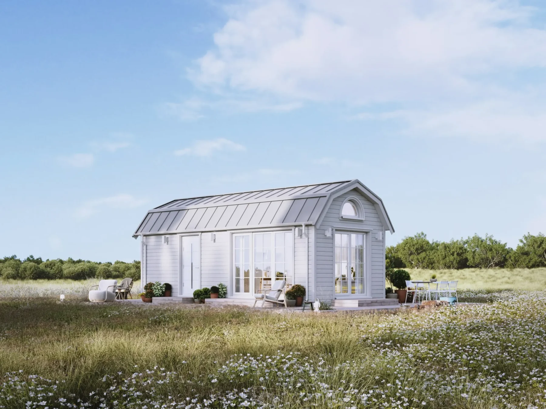 Mikrohus_Mansard_Panorama_30.2P_Eksteriør_hvit_akrylmaling_fasade_stående_panel_hvit_ytterdør_store_vinduer_sprosser_veranda_sprosser