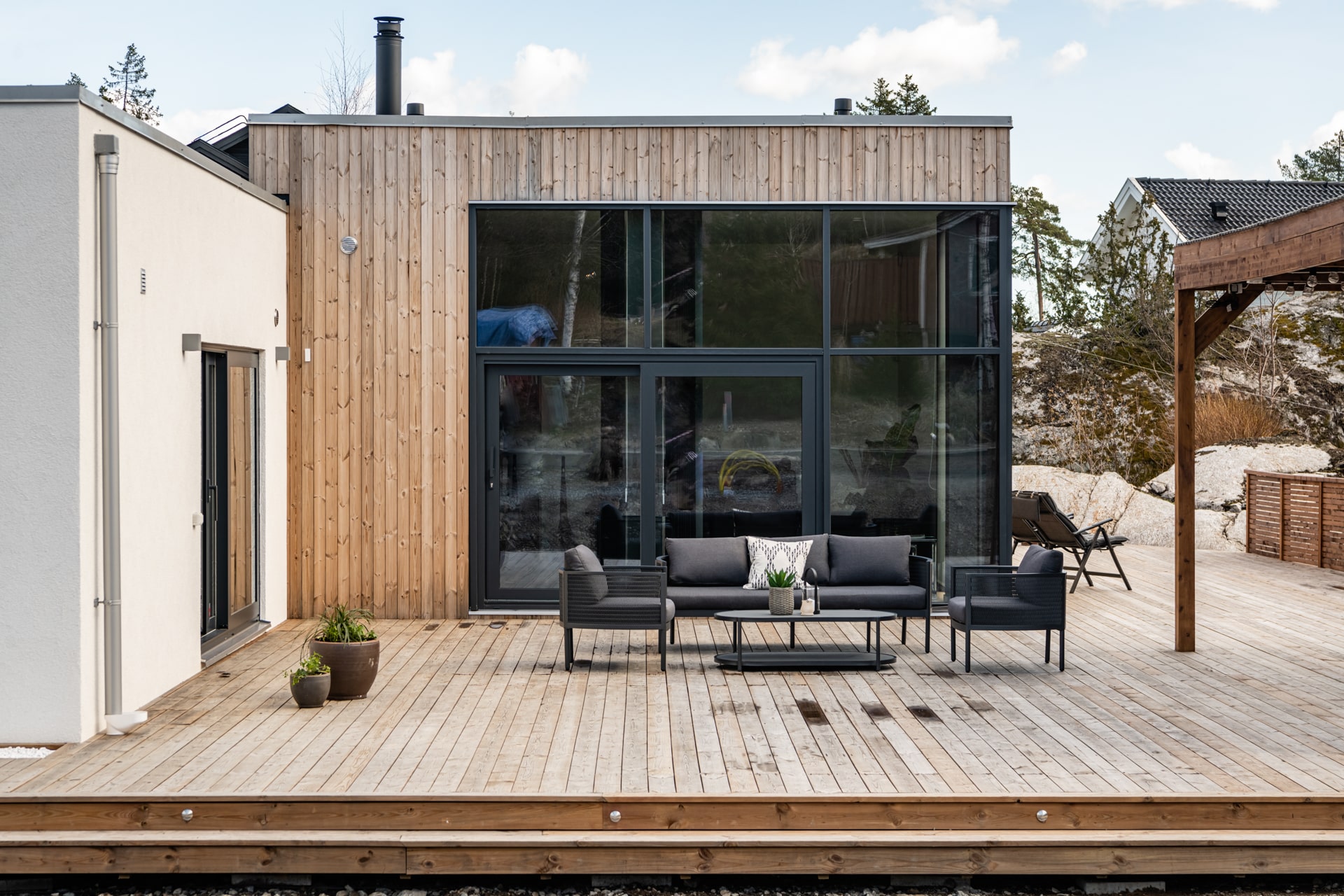 Eksklusivt_hus_terrasse_trepanel_pergola_store_vinduer_skyvedører